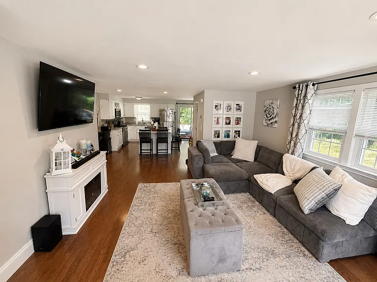 25 Reservoir Rd #B4 — Photo 2