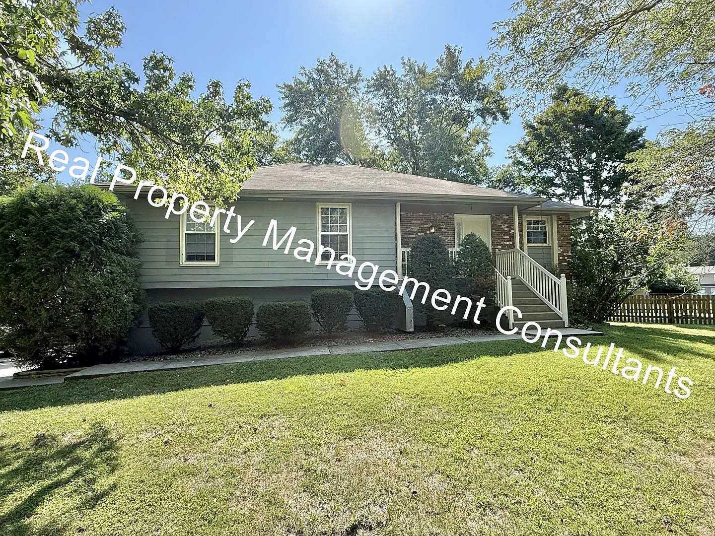 Charming Lee's Summit Raised Ranch 3 Bed 2 Bath! — Photo 2
