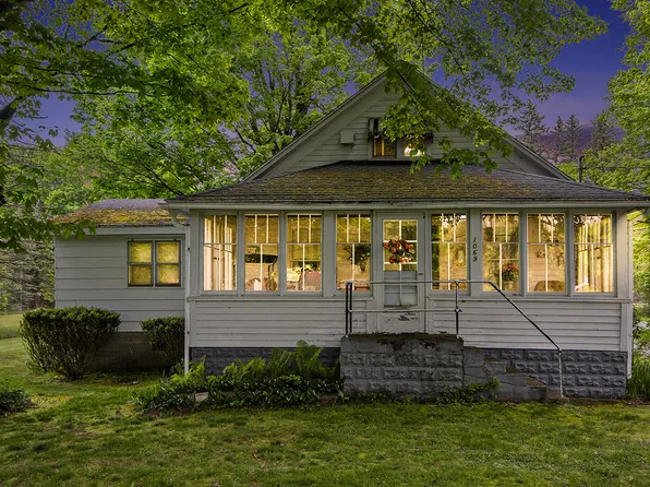 1069 E Michigan Ave, Paw Paw, MI 49079