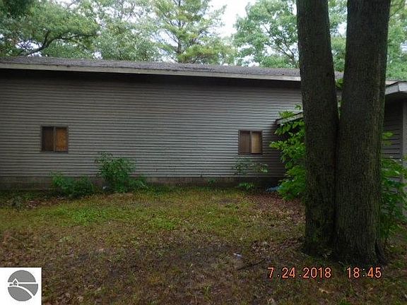 4th image of 4927 E Center St