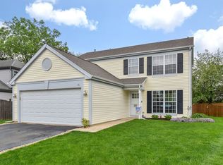 15 Hummingbird Ln, Streamwood, IL 60107