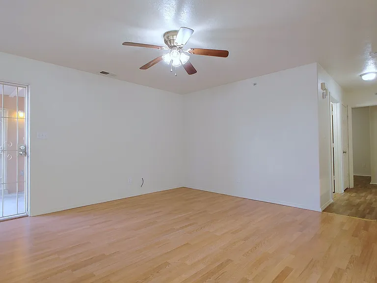 509 Valencia Dr SE — Photo 3
