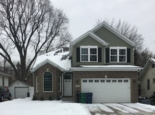 162 S Knoll St, Wheaton, IL 60187