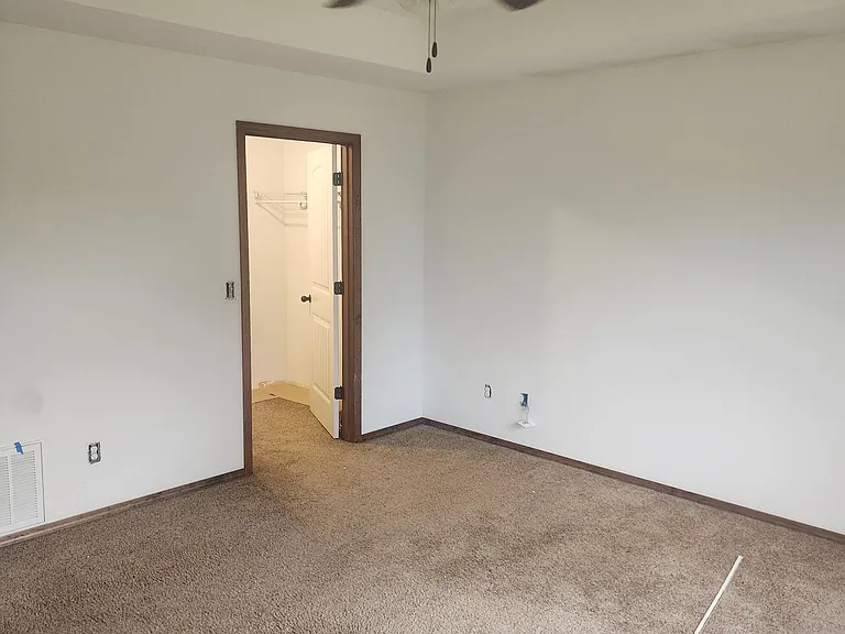 2721 S Oliver Ave — Photo 2