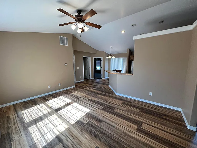 1465 Valencia St — Photo 4
