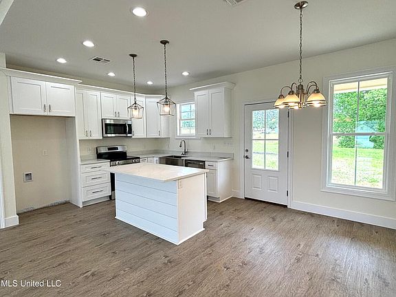 3rd image of 8 Governors Cir
