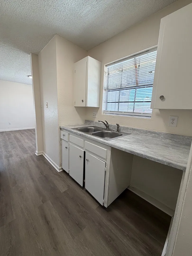 501 Sweetbriar St - Unit D — Photo 3