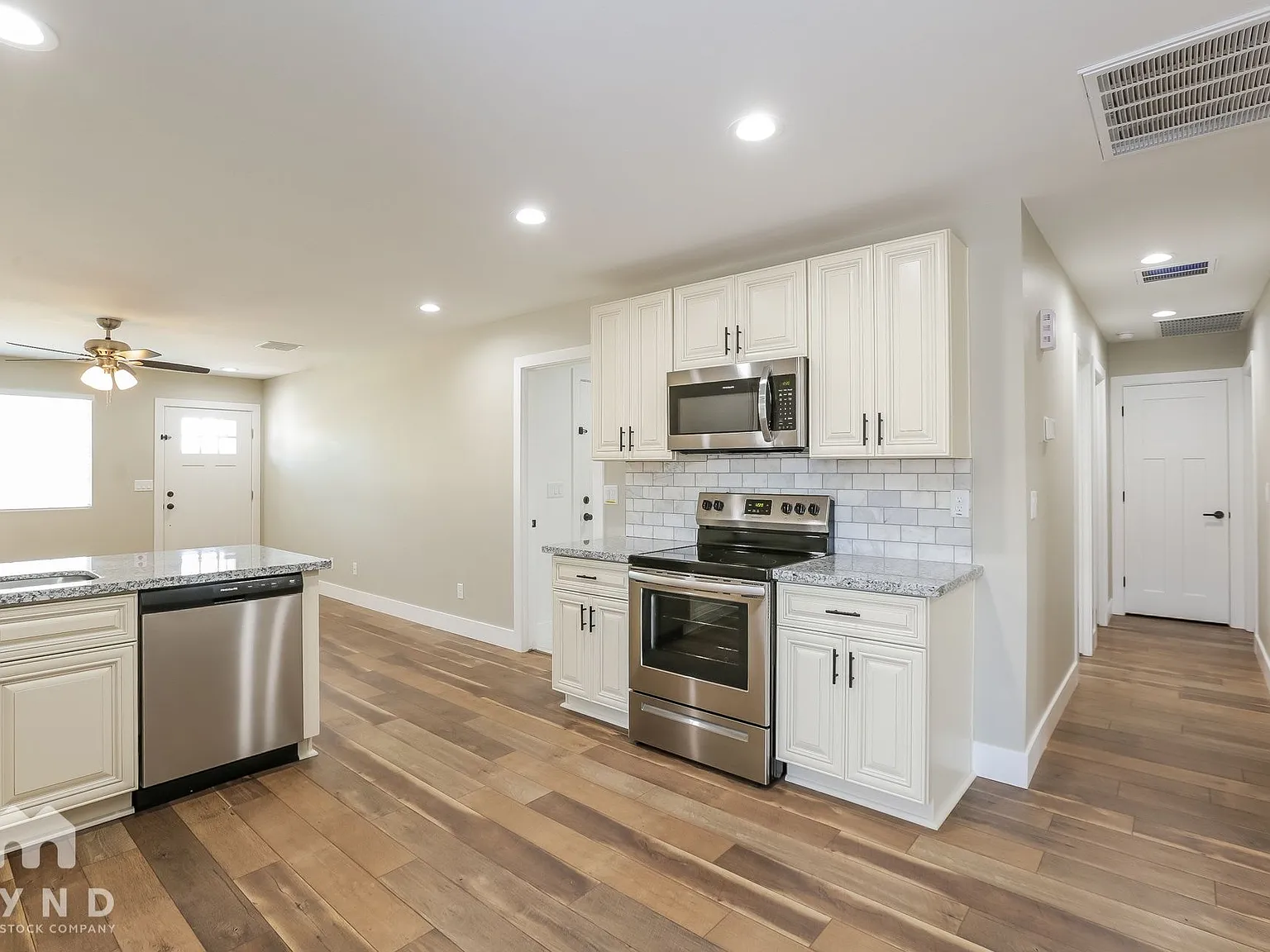 3 bed, 2.0 bath, 1100 sqft, $2,020 — Photo 3