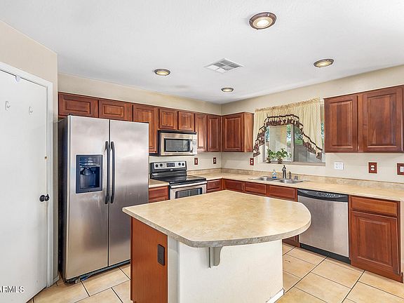 3rd image of 10622 W LA REATA Avenue