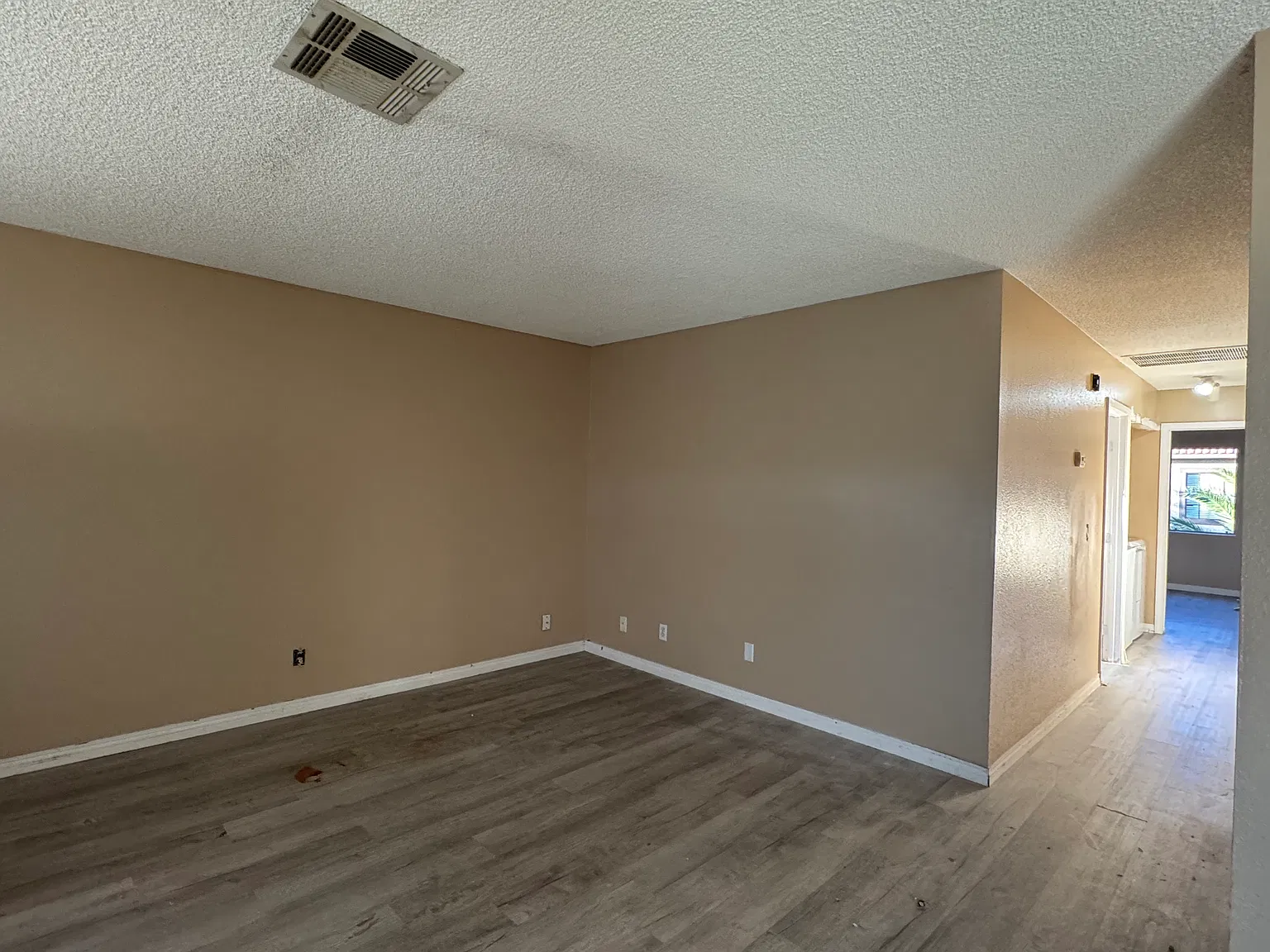 2 bed, 1.5 bath, 924 sqft, $1,600 — Photo 3