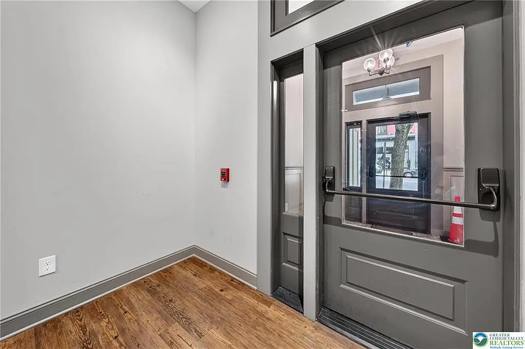 2 bed, 805 sqft, $2,200 — Photo 3