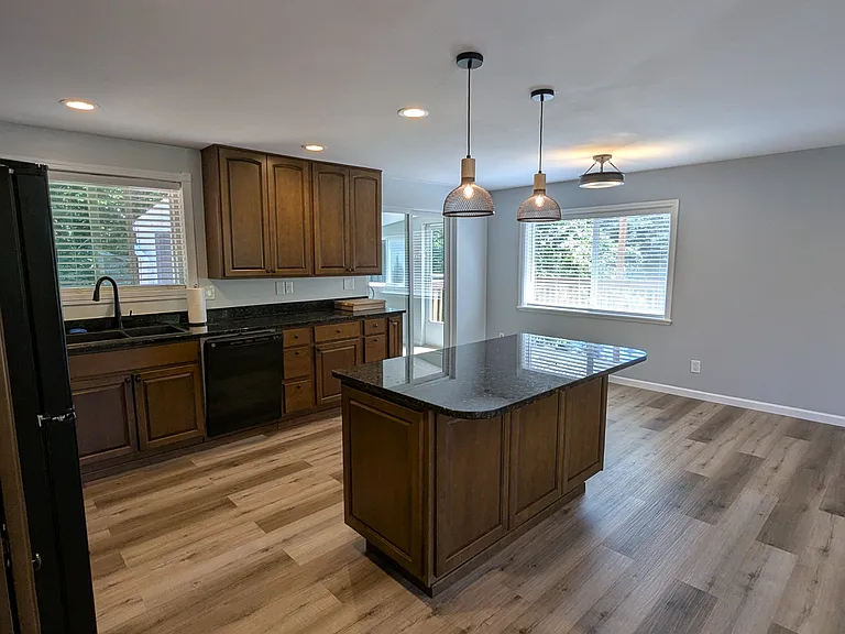 1107 NW Springer Way — Photo 3