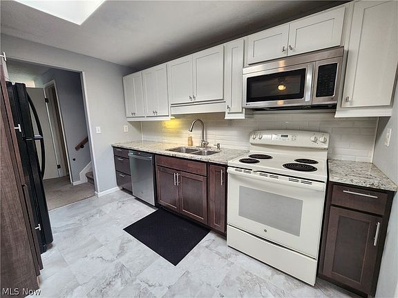 5th image of 4566 Chatwood Dr