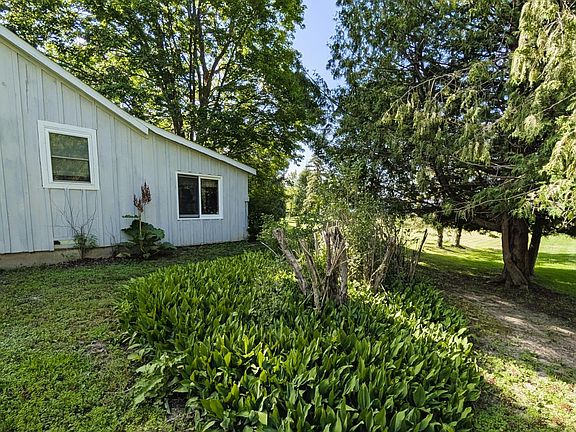 5th image of 20065 Buckhorn Rd NE