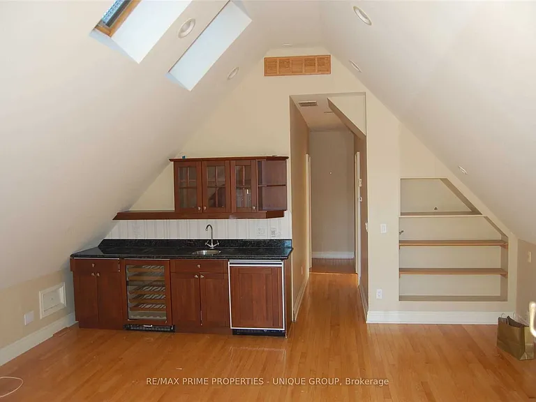 39 Whitehall Rd #UPPER — Photo 8