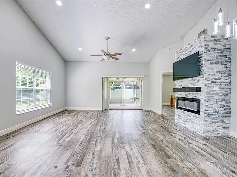 2390 Bentley Dr — Photo 4