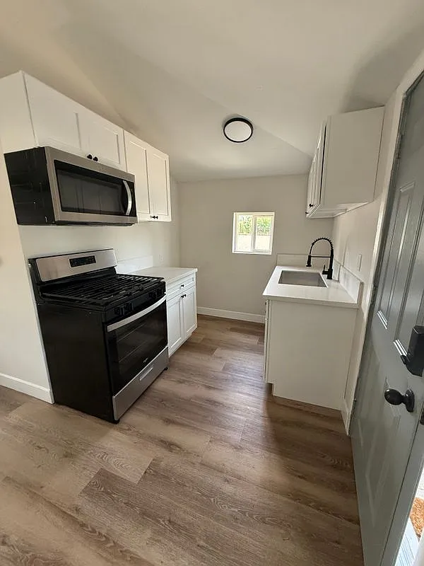 Studio, 1.0 bath, 400 sqft, $1,500 — Photo 2