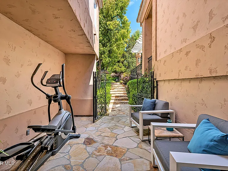 1687 Castlebridge Ct — Photo 39