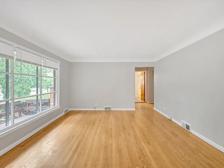 193 Chippewa Rd — Photo 4