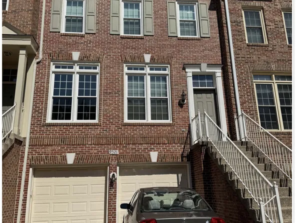 9525 Lagersfield Cir, Vienna, VA 22181