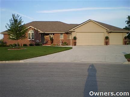 Front of house on cul-de-sac lot