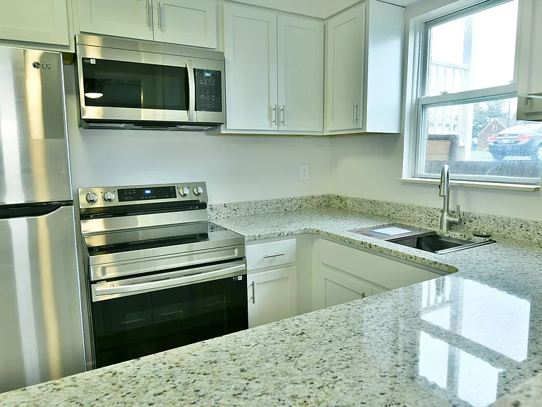 560 Gladys St — Photo 23