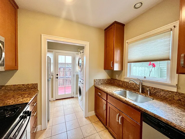 2919 Suncrest Dr — Photo 4