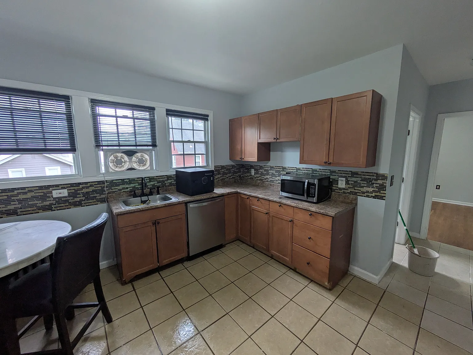 3 bed, 1100 sqft, $1,975 — Photo 3