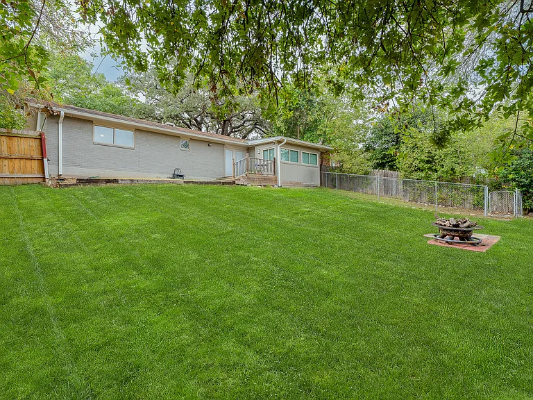 960 Springhill Dr — Photo 26