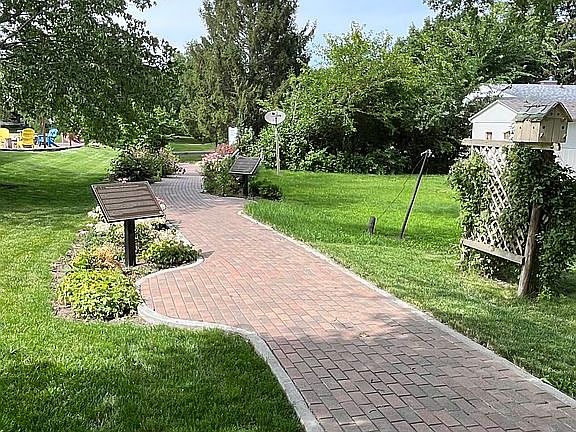 Trail to Sunken Garden
