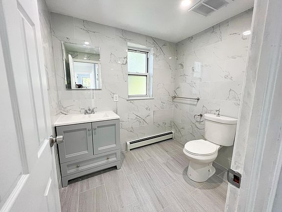 2nd image of 4835 Clearview Expy Unit 2