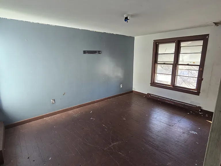213 N George St — Photo 3