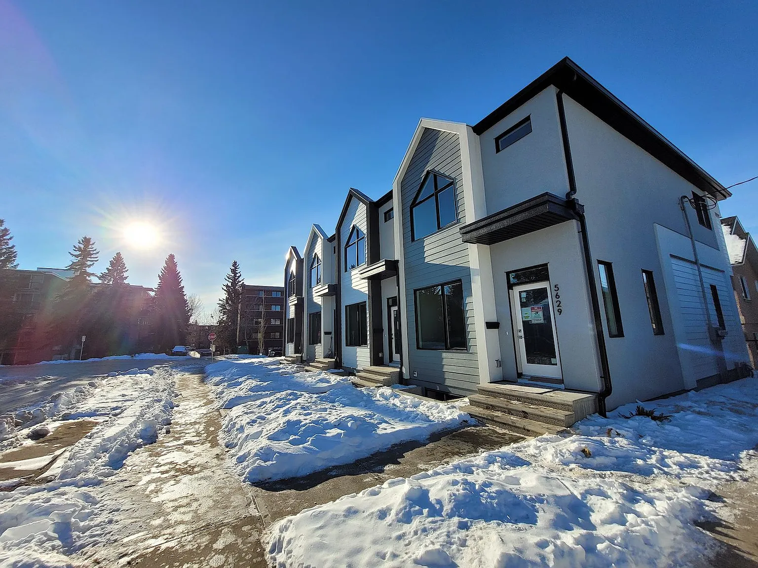 2 Storey In Windsor Park — Photo 2