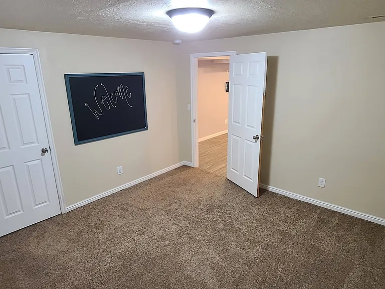 1182 E Searle Ln — Photo 9