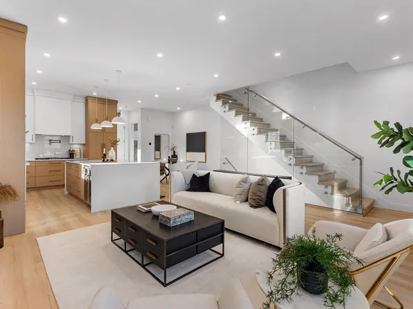 1536 Duthie Ave #4, Burnaby, BC V5A 2R6