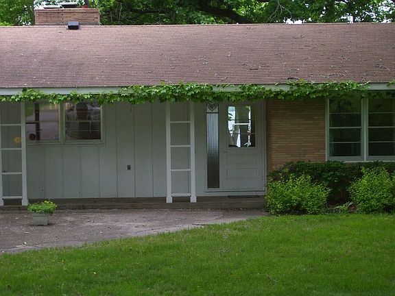 2nd image of 1095 Lakeshore Dr