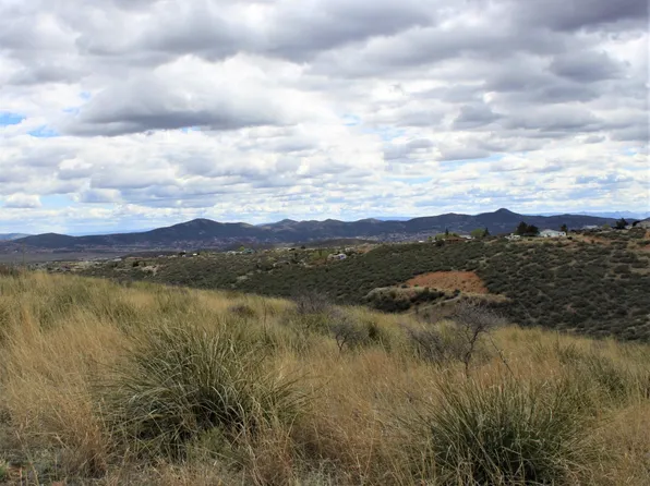 9425 E Wolf Rd, Dewey, AZ 86327