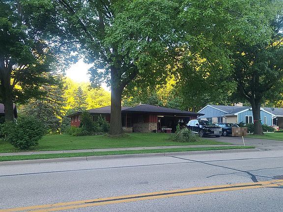 3rd image of 608 Kettle Moraine Dr S