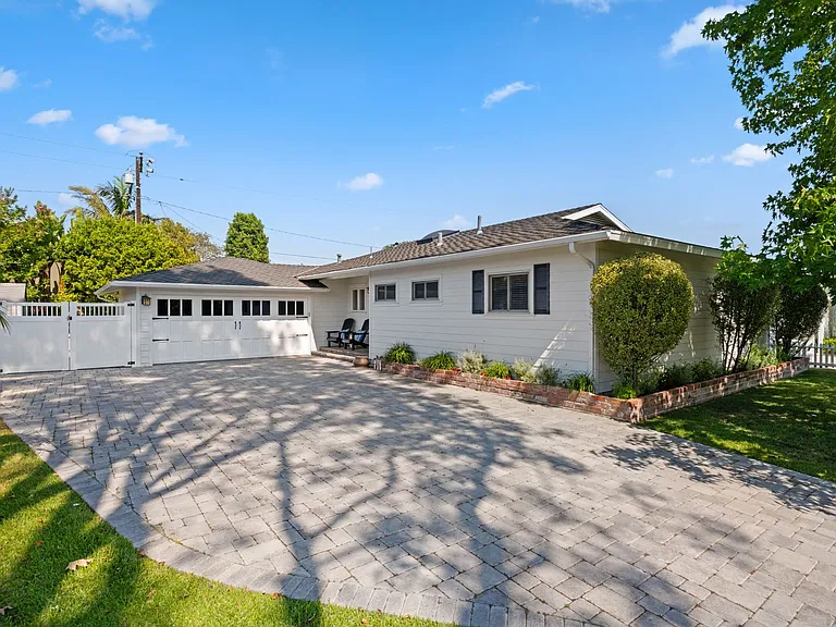 1912 Diana Ln — Photo 1