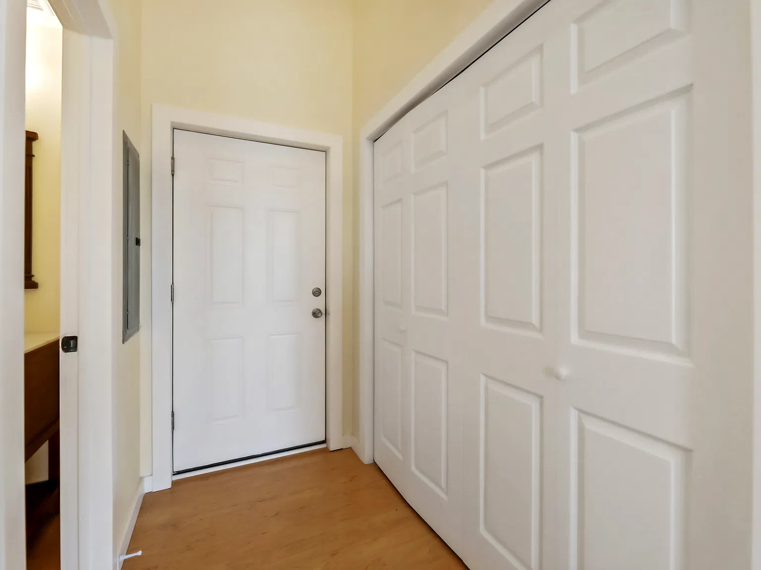 1 bed, 1.5 bath, 827 sqft, $1,490 — Photo 2