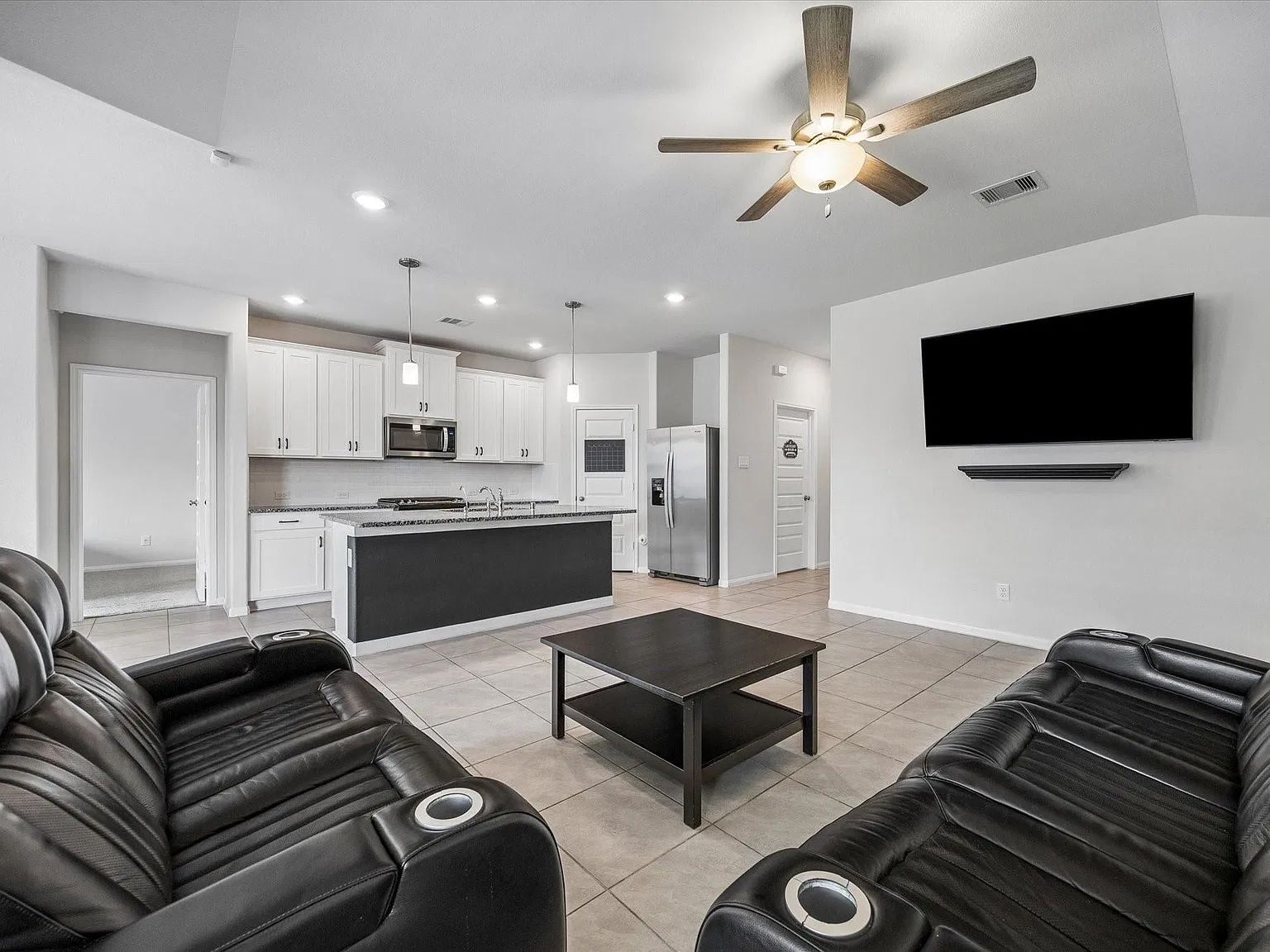 3 bed, 2.0 bath, 1690 sqft, $2,300 — Photo 2