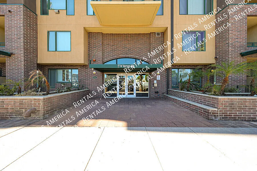 Downtown Phoenix 3rd Floor 1 Bed 1 Bath Condo — Photo 2