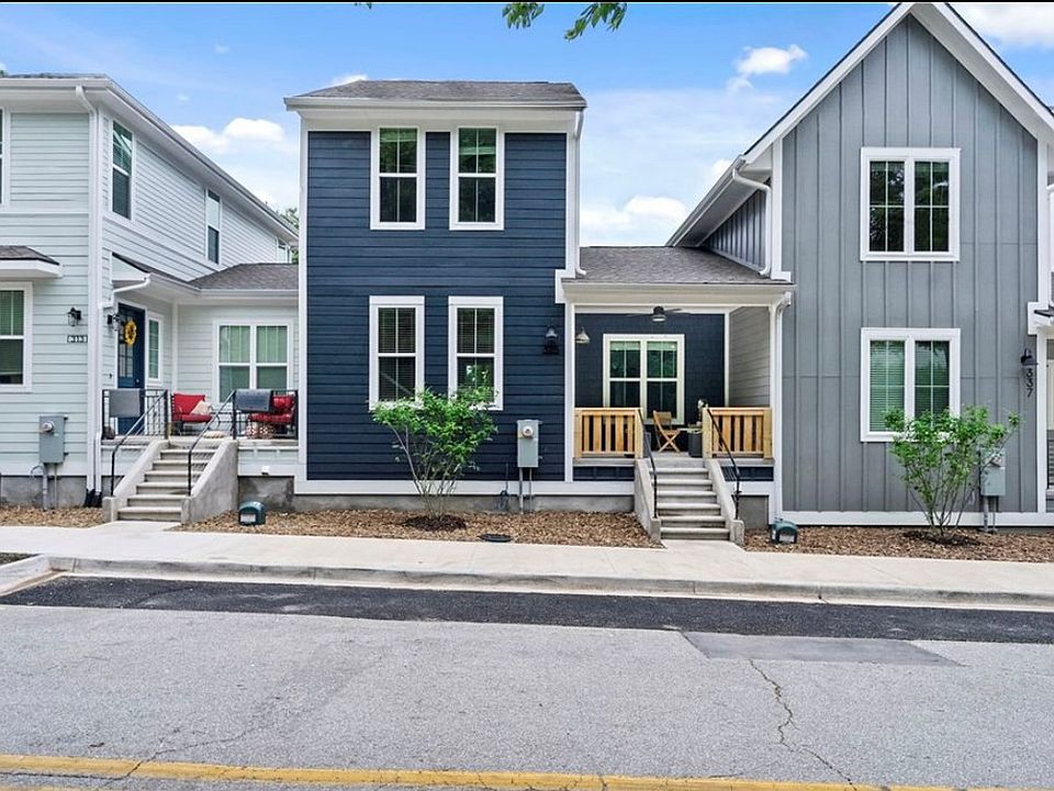 Lovely blue townhome with covered patio for lease