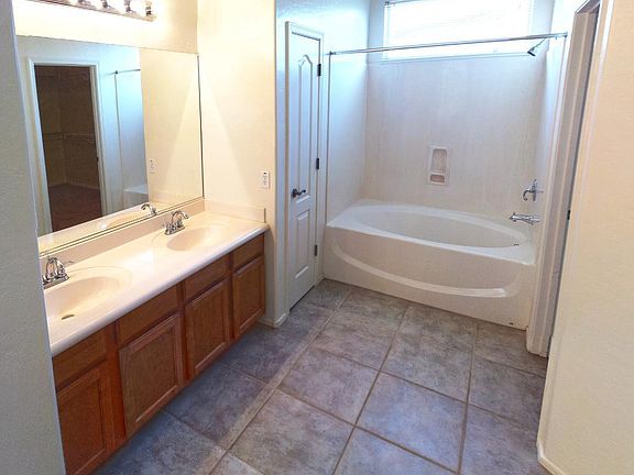 Primary en-suite bathroom