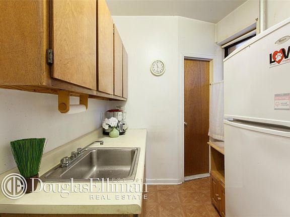 4th image of 153 W 106th St APT 2A