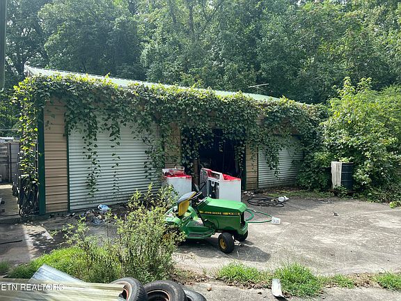 4th image of 704 White Oak Dr