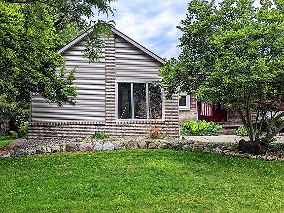 3rd image of 455 Lakes Edge Dr