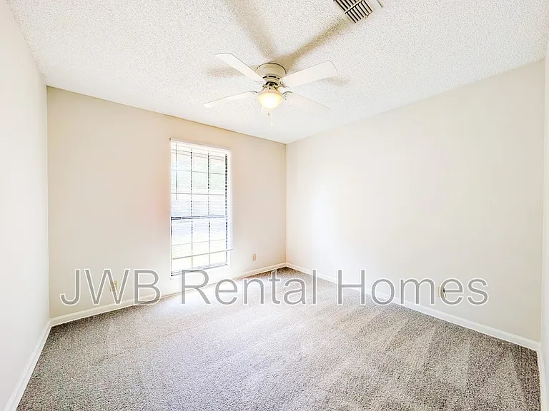 6073 Cranberry Ln E — Photo 8