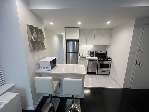 3rd image of 150 W 51st St APT 1229