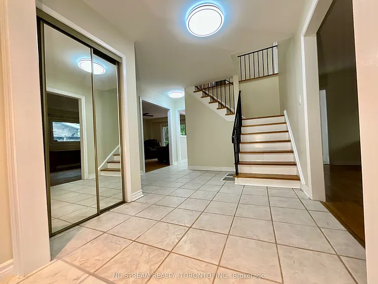 45 Emmeloord Cres — Photo 3